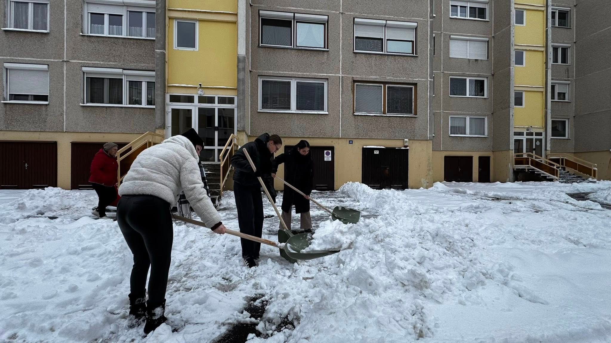 Ismét segítettek a Bem diákjai a hótakarításban