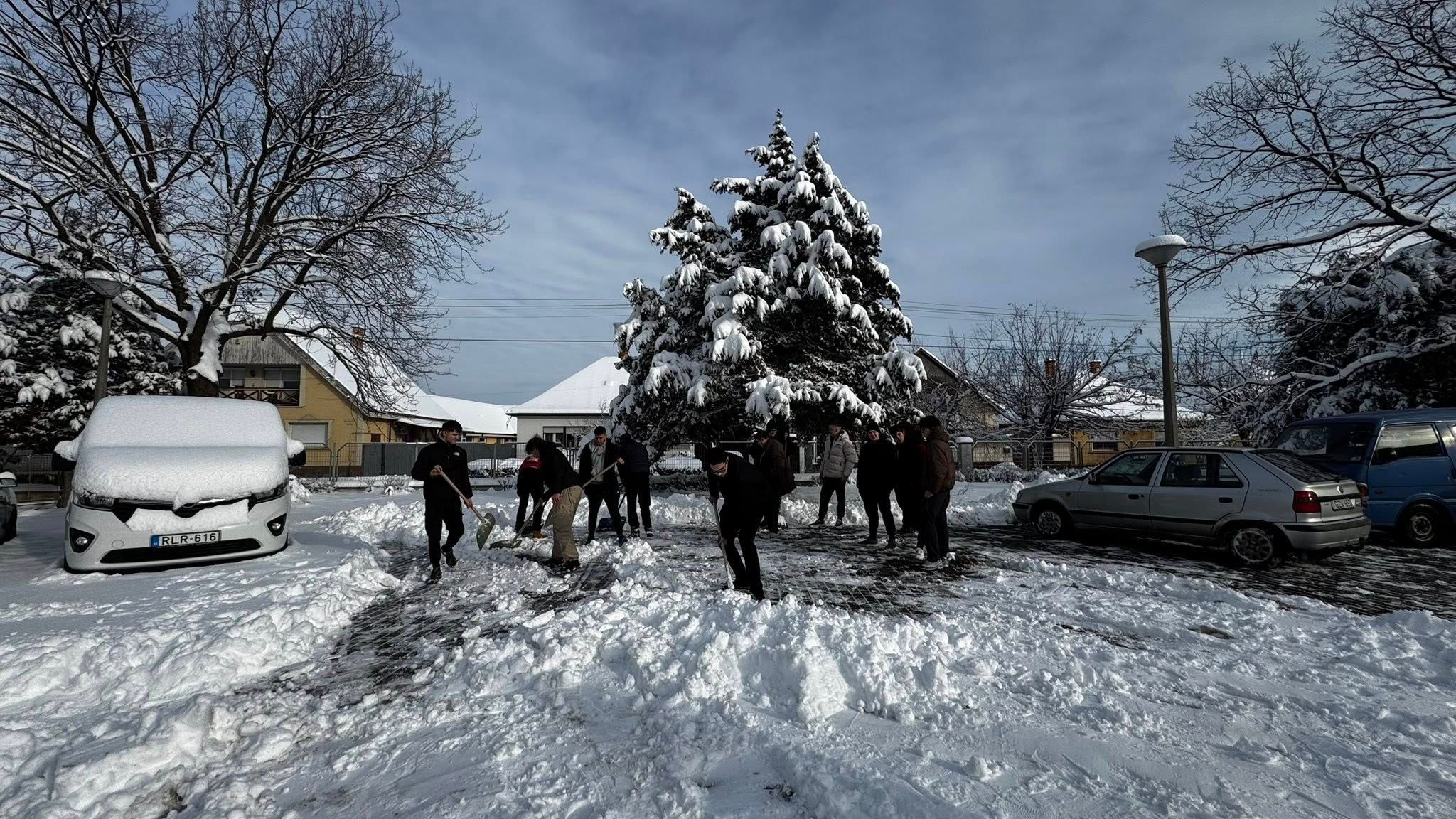 Malom téren is segítettek a diákok