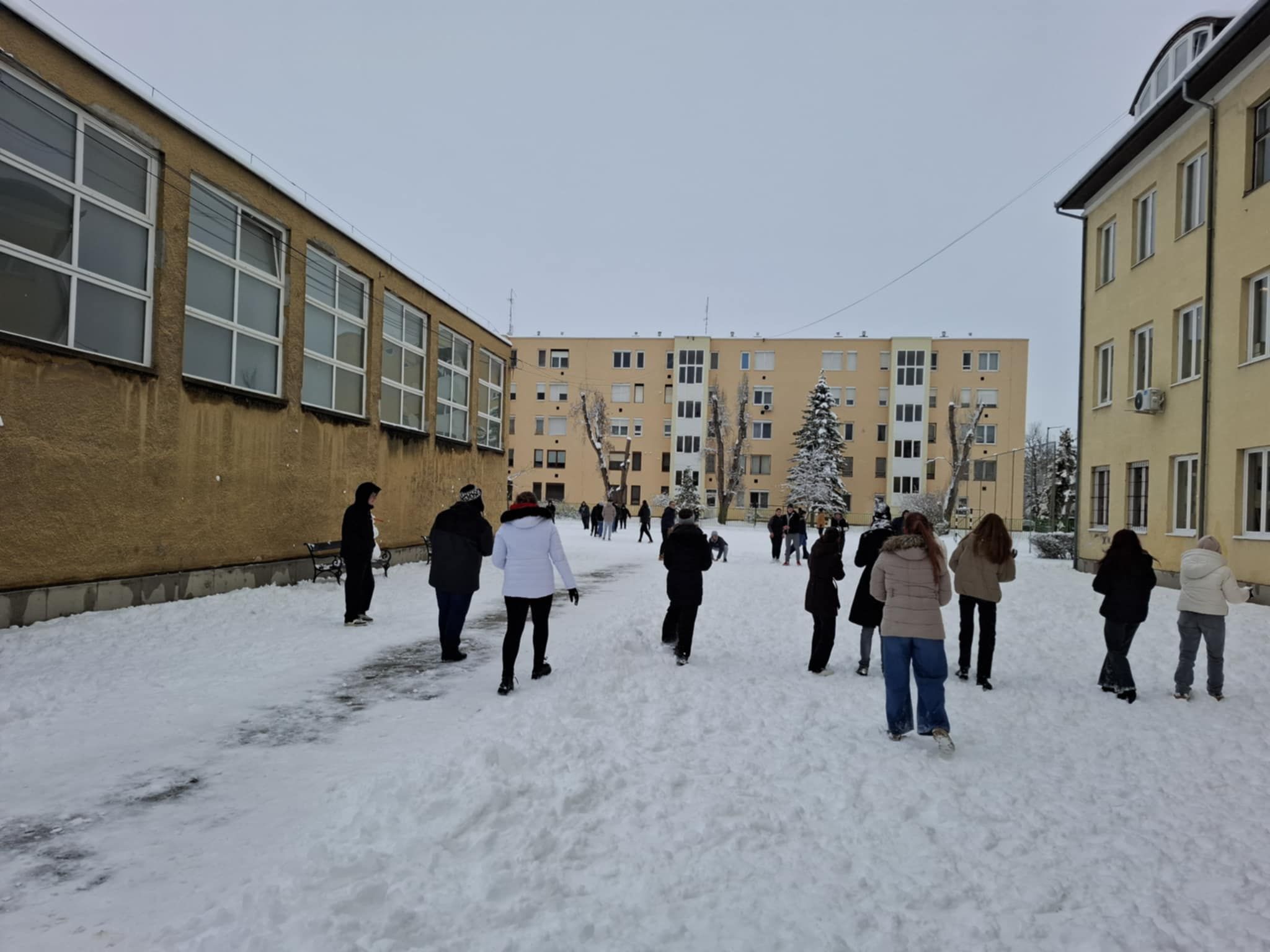 Segítség és jókedv a hóban – összefogás a Közgázban